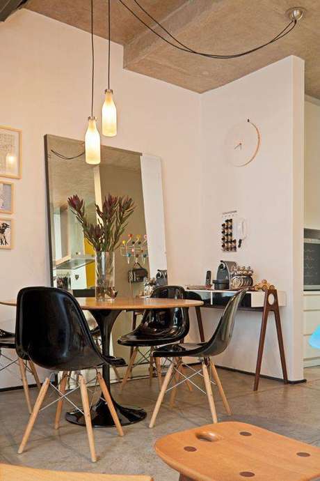 35. A cadeira eames preta pode ser o elemento que faltava em sua casa. Foto: Revista Viva Decora.