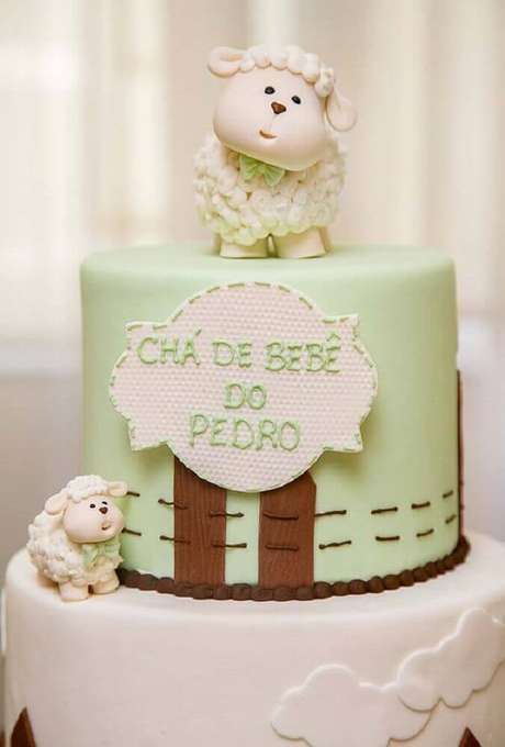 17. Bolo para chá de bebê confeitado com bonequinhos de ovelhinhas para deixar a decoração de chá de bebê ainda mais bonita – Foto: Pinterest