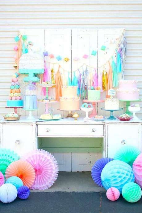 20. Quer um chá de bebê bem divertido? Para isso invista em uma decoração de chá de bebê colorida – Foto: The Holk 20. Quer um chá de bebê bem divertido? Para isso invista em uma decoração de chá de bebê colorida – Foto: The Holk