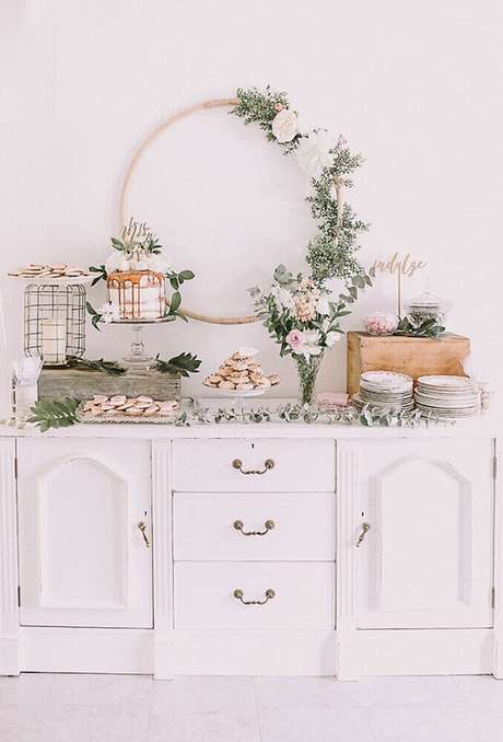 80. Linda decoração de chá de bebê com estilo rústico feita com arranjos de flores e detalhes bem delicados, perfeita para quem busca um estilo neutro – Foto: Bird of Balance