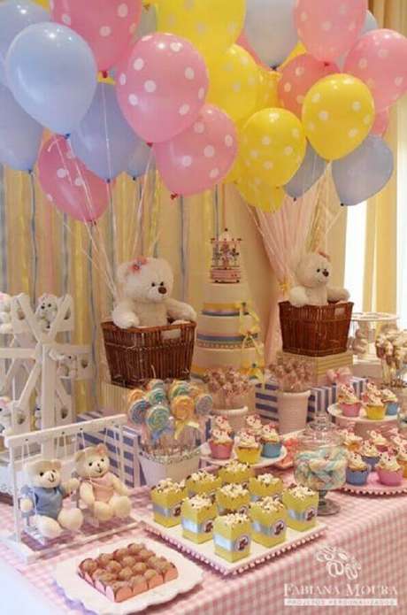 81. Mesa de chá de bebê decorada com ursinhos de pelúcia e balões coloridos, uma linda opção de sua decoração de chá de bebê – Foto: Gigi Arte e Festas 81. Mesa de chá de bebê decorada com ursinhos de pelúcia e balões coloridos, uma linda opção de sua decoração de chá de bebê – Foto: Gigi Arte e Festas