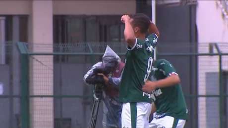 Ruan Ribeiro marcou um golaço para abrir o placar e dobrou os dois braços como faz Gabigol (Reprodução/SporTV) Ruan Ribeiro marcou um golaço para abrir o placar e dobrou os dois braços como faz Gabigol (Reprodução/SporTV)