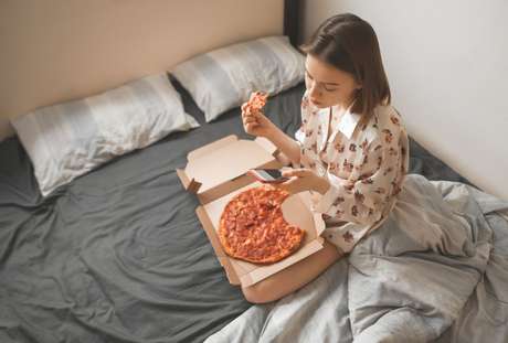 Descubra se comer antes de dormir faz mal à saúde