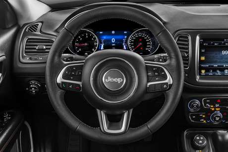 O interior é excelente em termos de ergonomia e posição de dirigir. O interior é excelente em termos de ergonomia e posição de dirigir.