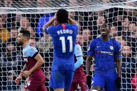 Hammers comemoram enquanto Zouma recalma (Foto: AFP) Hammers comemoram enquanto Zouma recalma (Foto: AFP)