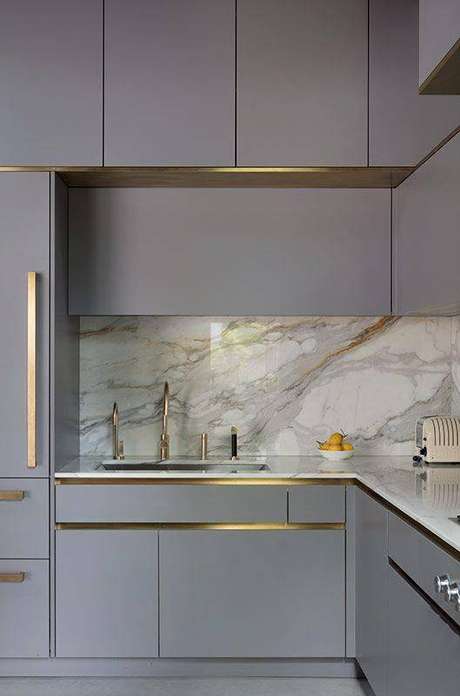 11. Você pode inserir muitos elementos na sua cozinha cinza. Foto: Letícia Interiores 11. Você pode inserir muitos elementos na sua cozinha cinza. Foto: Letícia Interiores