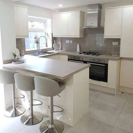 65. A cozinha cinza não precisa ter todos os móveis na mesma cor. Foto: Decore Concept 65. A cozinha cinza não precisa ter todos os móveis na mesma cor. Foto: Decore Concept