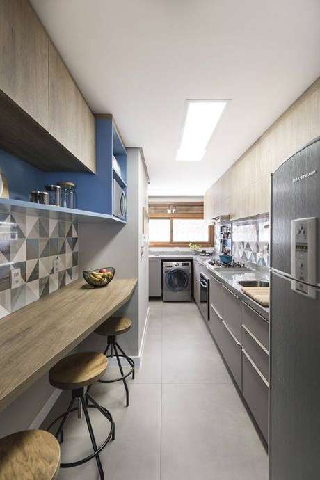 41. A cozinha cinza combina com uma série de elementos decorativos. Foto: Pinterest 41. A cozinha cinza combina com uma série de elementos decorativos. Foto: Pinterest