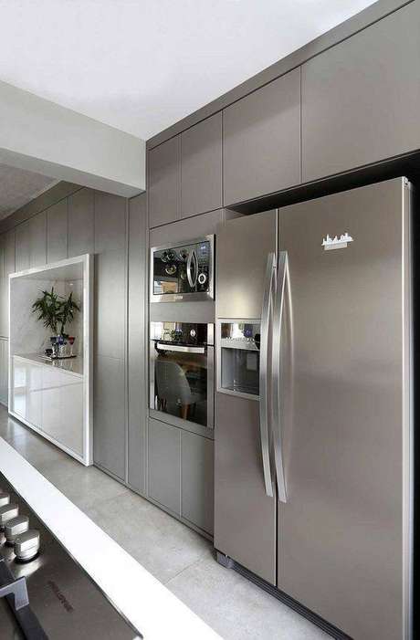 38. A cozinha cinza fica ainda melhor com eletrodomésticos em inox. Foto: Casa de Valentina 38. A cozinha cinza fica ainda melhor com eletrodomésticos em inox. Foto: Casa de Valentina