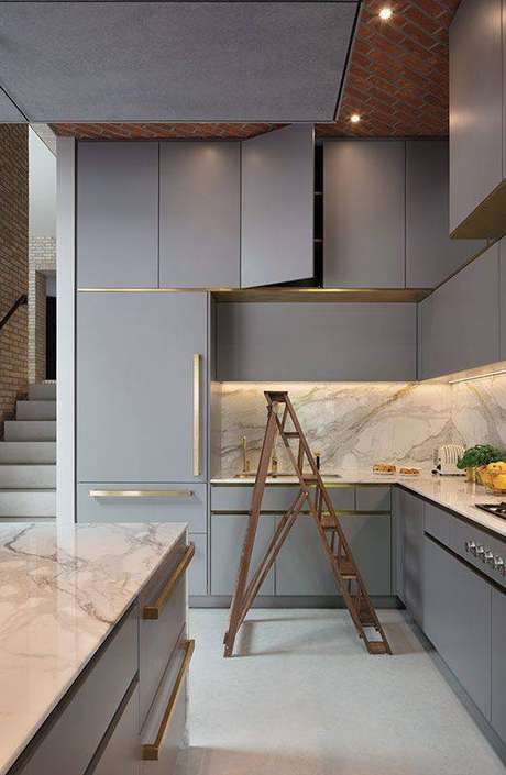 36. A bancada de mármore é um elemento perfeito para cozinha cinza. Foto: Pinterest 36. A bancada de mármore é um elemento perfeito para cozinha cinza. Foto: Pinterest