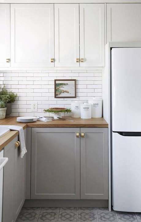 46. A cozinha cinza e branca é uma ótima ideia. Foto: Casa Très Chic 46. A cozinha cinza e branca é uma ótima ideia. Foto: Casa Très Chic