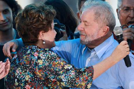 Ex-presidentes Lula e Dilma em Porto Alegre 23/01/2018 REUTERS/Diego Vara