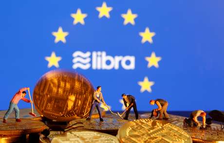 Ilustração mostra figuras de brinquedo em representações da moeda digital libra, do Facebook, em frente à bandeira da União Europeia 20/10/2019 REUTERS/Dado Ruvic