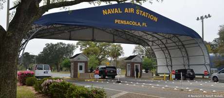 A base aeronaval de Pensacola abriga mais de 16.000 militares e 7.400 funcionários civis A base aeronaval de Pensacola abriga mais de 16.000 militares e 7.400 funcionários civis