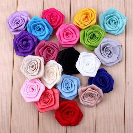 6. Flor de fita de cetim com cores coloridas – Via: Hotel and Wildpark 6. Flor de fita de cetim com cores coloridas – Via: Hotel and Wildpark