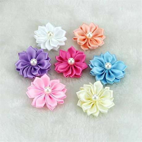 13. Flor de fita de cetim com pérola no meio, para usar em diferentes lugares da casa – Via: DH Gate 13. Flor de fita de cetim com pérola no meio, para usar em diferentes lugares da casa – Via: DH Gate