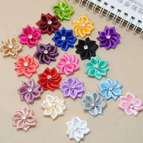 18. Flor de fitas coloridas para você decorar a casa – Via: Pinterest 18. Flor de fitas coloridas para você decorar a casa – Via: Pinterest
