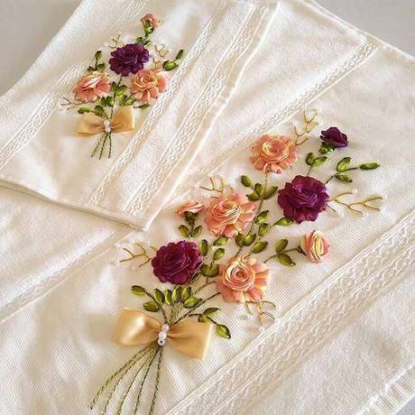 26. Flor de fita de cetim no kit lavabo – Via: Pinterest 26. Flor de fita de cetim no kit lavabo – Via: Pinterest