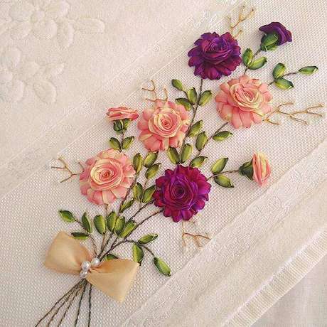 30. Flor de fita de cetim na toalha de casa – Via: Pinterest 30. Flor de fita de cetim na toalha de casa – Via: Pinterest