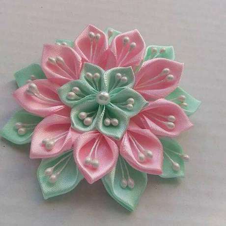 33. Flor de fita verde e rosa com pérolas – Via: Top Buzz 33. Flor de fita verde e rosa com pérolas – Via: Top Buzz