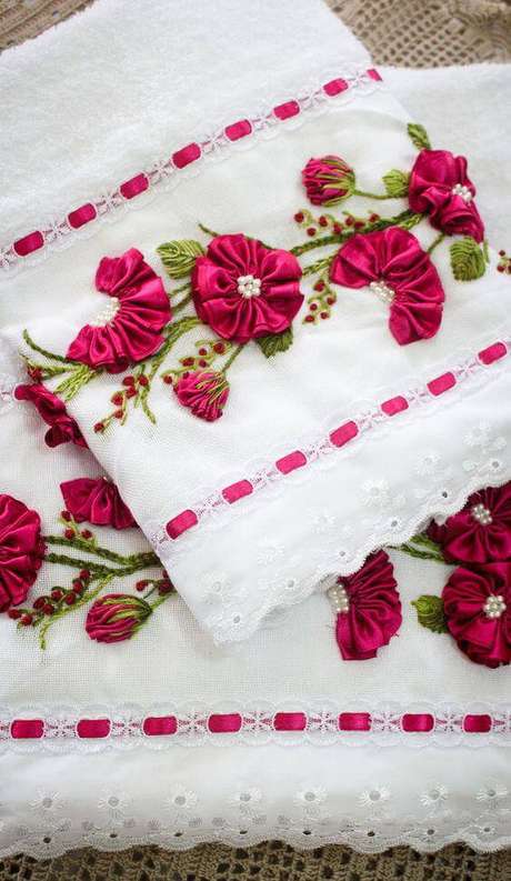 2. Toalha de banheiro decorada com flor de fita de cetim – Via: Elo7 2. Toalha de banheiro decorada com flor de fita de cetim – Via: Elo7
