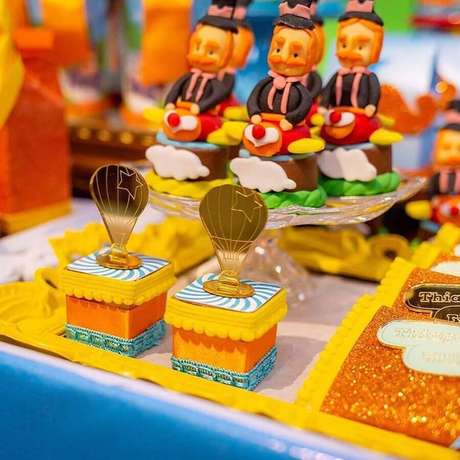 41. Caixinhas de doces decoradas com balões dourados para festa do Mundo Bita – Foto: Raissa Estrela Personalizados 41. Caixinhas de doces decoradas com balões dourados para festa do Mundo Bita – Foto: Raissa Estrela Personalizados