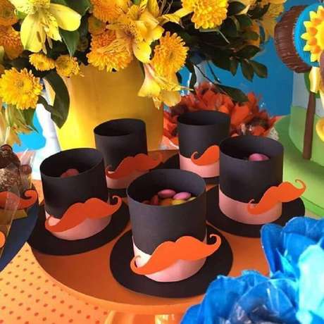42. Ideia para decoração festa Mundo Bita com cartola de papel cheia de confetes – Foto: Mil Ideias para Festas 42. Ideia para decoração festa Mundo Bita com cartola de papel cheia de confetes – Foto: Mil Ideias para Festas