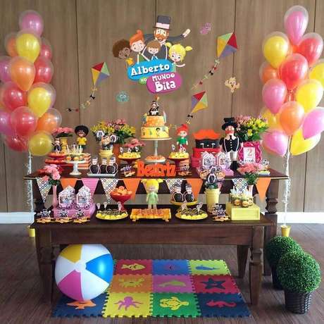 51. Ideia de decoração festa Mundo Bita simples com balões e tapete colorido – Foto: Amor Decorar 51. Ideia de decoração festa Mundo Bita simples com balões e tapete colorido – Foto: Amor Decorar