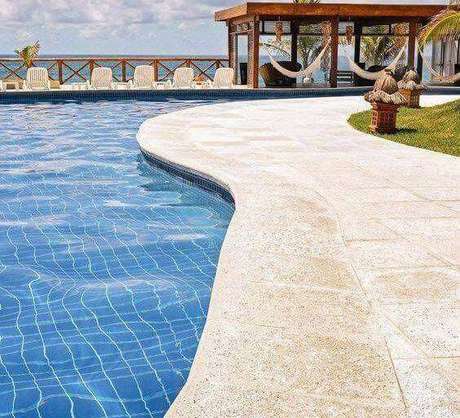 18. A pedra para piscina deve ser resistente. Foto: Pinterest