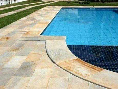 45. Algumas modelos de pedras para piscina ficam melhor em curvas. Foto: Reedecore