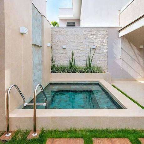 36. A pedra para piscina deve prever diferentes usos. Foto: Instagram 36. A pedra para piscina deve prever diferentes usos. Foto: Instagram
