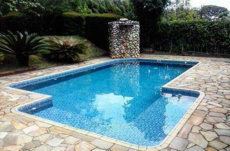 38. A pedra para piscina pode ser usada de muitas formas. Foto: Dicas Decor