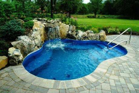 41. A pedra para piscina é chamativa quando rústica. Foto: Pinterest