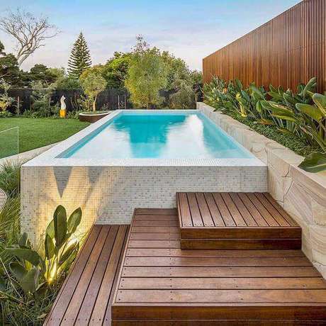 23. A pedra para piscina pode combinar com um deck de madeira. Foto: Instagram 23. A pedra para piscina pode combinar com um deck de madeira. Foto: Instagram