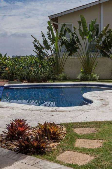 25. A pedra para piscina combina muito com jardins. Foto: Habitare