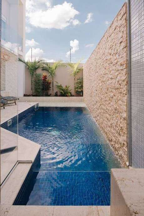 26. A pedra para piscina deixa o ambiente mais completo. Foto: Pinterest