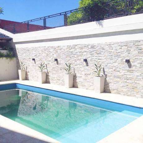 10. A pedra para piscina também pode estar na parede. Foto: Homify