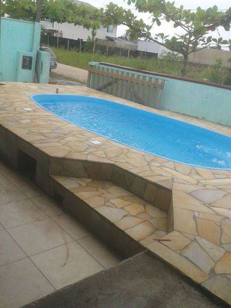 29. A pedra para piscina pode deixar o ambiente mais chamativo. Foto: Piso de Pedra