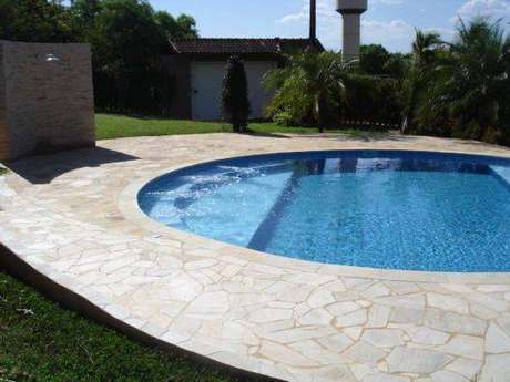 12. A pedra para piscina é o que chama a atenção na área. Foto: Casa e Construção