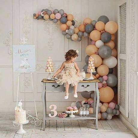 45. Festa de aniversário em casa com balões na paleta de cores dos móveis – Via: Pinterest 45. Festa de aniversário em casa com balões na paleta de cores dos móveis – Via: Pinterest