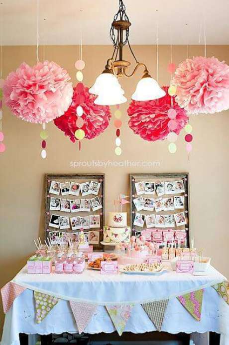 59. Festa em casa com decoração aérea cor de rosa – Via: Pinterest 59. Festa em casa com decoração aérea cor de rosa – Via: Pinterest