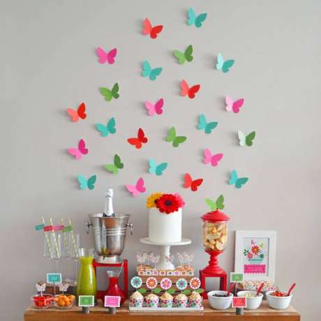 40. Festa surpresa simples decorada com borboletas de papel na parede – Foto: Coisas da Bonfa 40. Festa surpresa simples decorada com borboletas de papel na parede – Foto: Coisas da Bonfa