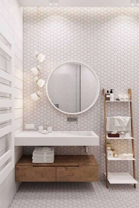 13. Parede cor branca decorada com revestimento moderno para colocar mais personalidade no banheiro – Foto: Fresh4Home 13. Parede cor branca decorada com revestimento moderno para colocar mais personalidade no banheiro – Foto: Fresh4Home