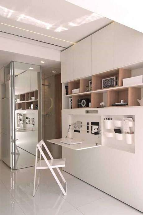 14. Cantinho de trabalho moderno planejado todo na cor branca com detalhes em madeira – Foto: Minha Casa 14. Cantinho de trabalho moderno planejado todo na cor branca com detalhes em madeira – Foto: Minha Casa