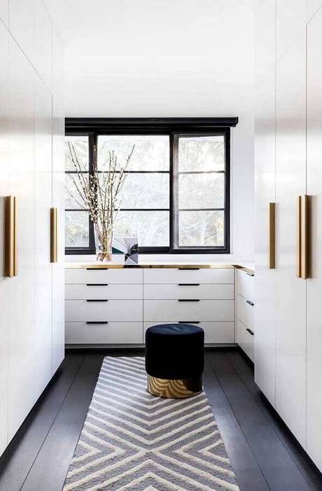 15. Closet moderno decorado na cor branca com piso preto – Foto: We Heart It 15. Closet moderno decorado na cor branca com piso preto – Foto: We Heart It