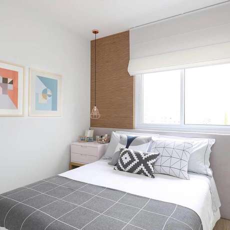 26. Cor branca para quarto de casal com decoração simples – Foto: Mandril Arquitetura 26. Cor branca para quarto de casal com decoração simples – Foto: Mandril Arquitetura