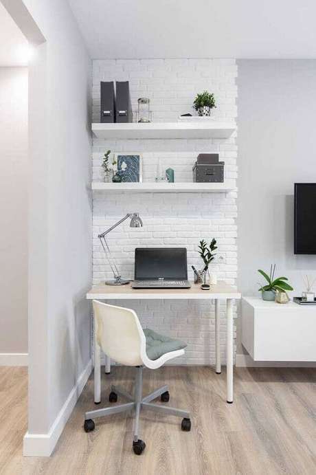62. Home office pequeno decorado na cor branca com parede de tijolinho – Foto: Wood Save 62. Home office pequeno decorado na cor branca com parede de tijolinho – Foto: Wood Save