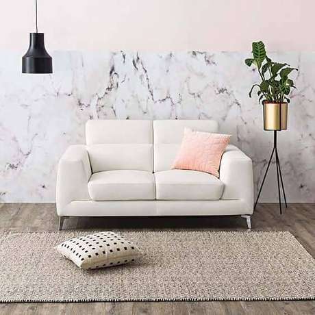 44. Sala de estar com parede decorara com mármore – Via: Casamore 44. Sala de estar com parede decorara com mármore – Via: Casamore