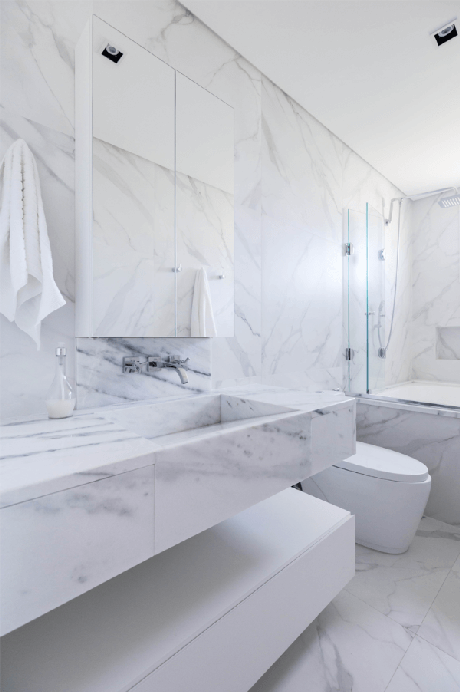 4. Banheiro clean com mármore de carrara – Via: Pinterest 4. Banheiro clean com mármore de carrara – Via: Pinterest