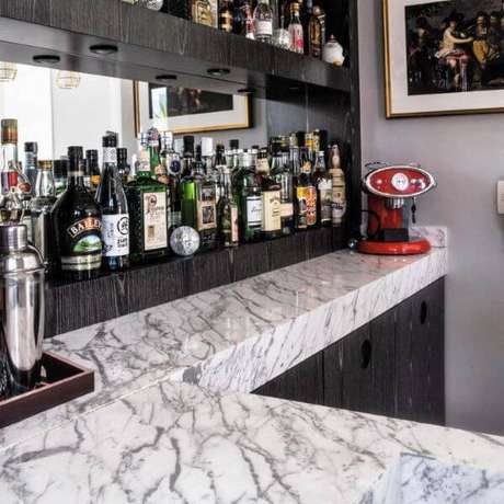 9. Balcão do bar com mármore carrara – Foto: Roberta Melo 9. Balcão do bar com mármore carrara – Foto: Roberta Melo